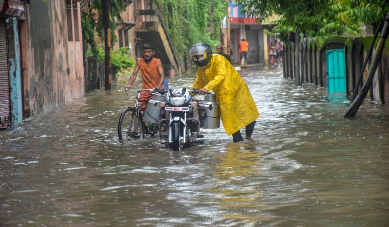 यूपी के कई ज़िलों में बाढ़ के हालात, बहराइच में नेपाल से छोड़े गए पानी से क़रीब 60 गांव बाढ़ से घिरे